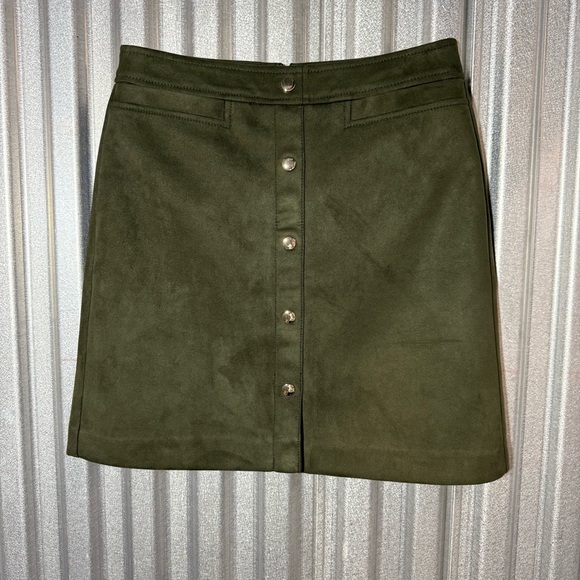 LOFT Olive Green Faux Suede Button-Down Mini Skirt, size 2, Holiday Party - Picture 4 of 9